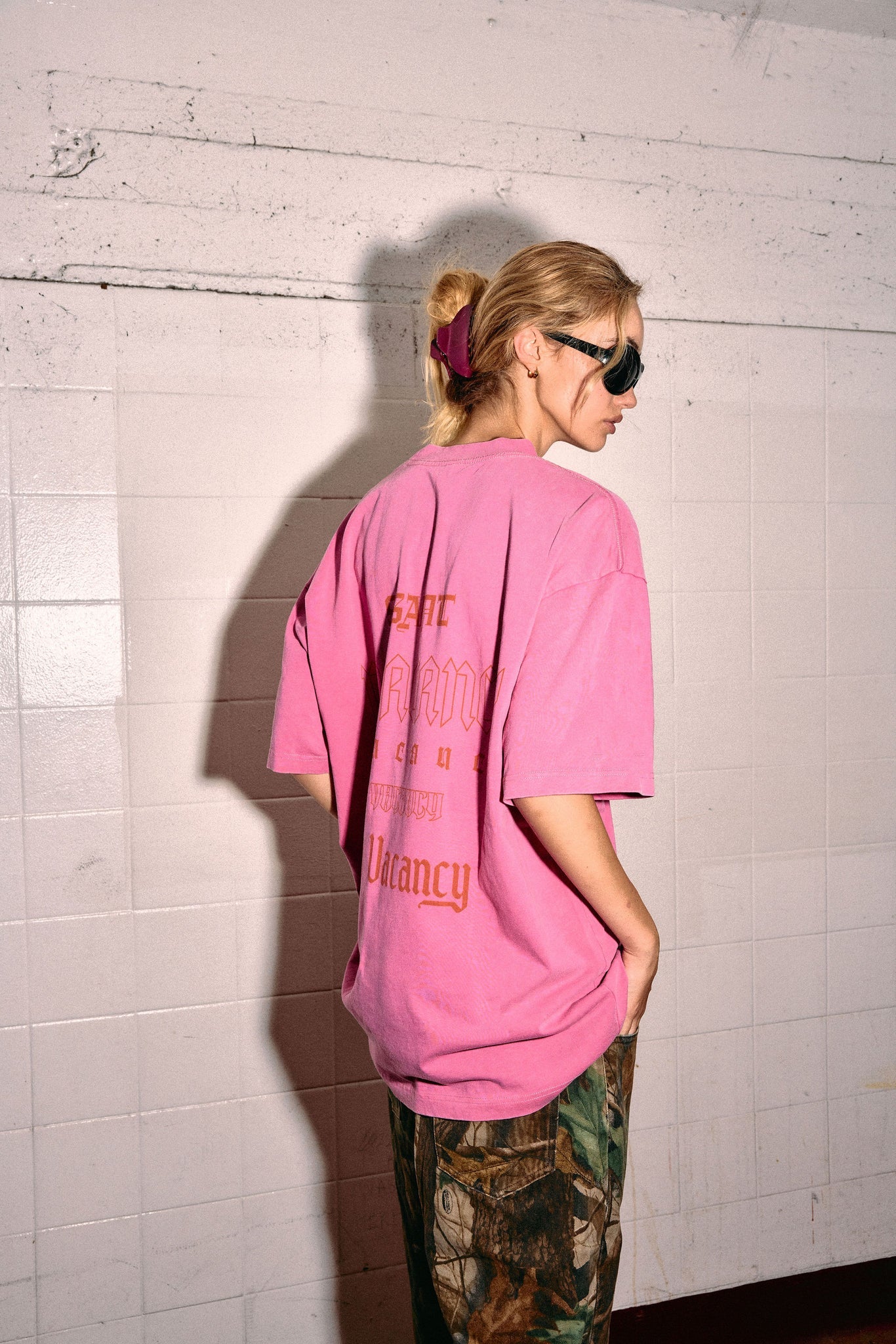 NO VACANCY TEE - DARK PINK ACID WASH